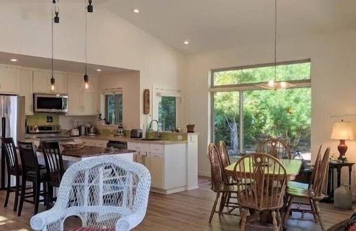 Florence House | Modern Oceanfront Retreat at Captain Cook with Spa Access