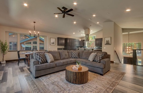 Pioneer Trail House | Modern Retreat Near Heavenly with Chef's Kitchen & Spa