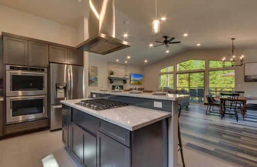 Pioneer Trail House | Modern Retreat Near Heavenly with Chef's Kitchen & Spa
