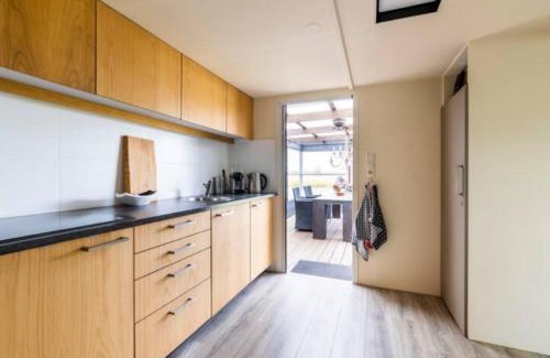 Matsloot House | Charming Buiten Huisje aan de Vaart with Ocean View