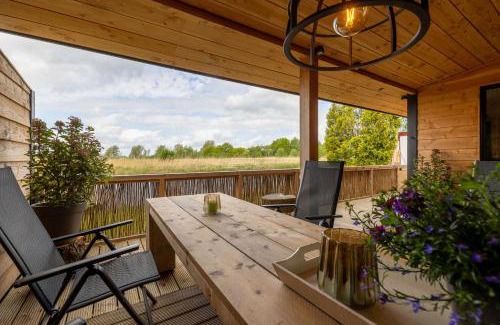 Matsloot House | Oceanfront Retreat: Buiten Huisje aan de Vaart 2