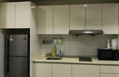 Bukit Jelutong Apartment | Inviting BUKIT JELUTONG JaSons: 4-Star Retreat with Pool