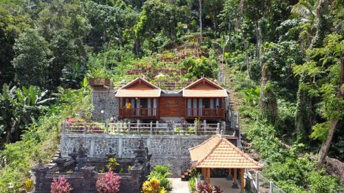 Tenganan Cabin | Oceanfront Bukit Kembang Sari with Pool & Breakfast
