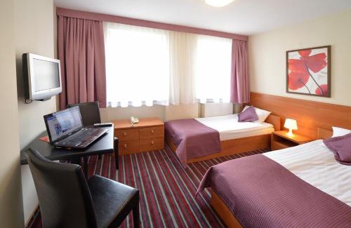 Szczawno-Zdroj Bed & Breakfast | Budget-Friendly Bukowy Dworek with Breakfast & Family Amenities