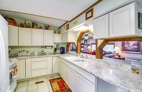 Taney County House | Pet-Friendly Retreat at Bull Shoals Lake with Spa & Breakfast