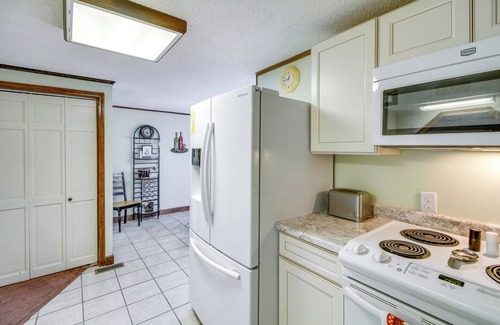 Taney County House | Pet-Friendly Retreat at Bull Shoals Lake with Spa & Breakfast