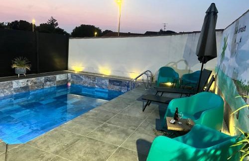 Trebes Bed & Breakfast | Escape to Bulle d'évasion: Pools and Hot Tubs Await!
