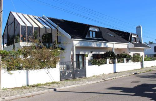 Charneca de Caparica e Sobreda House | Explore Bulle Entre Parenthèses: Family-Friendly Retreat