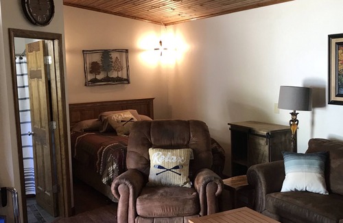 Poplar Bluff Hotel | Discover Bullwinkles Rustic Lodge with Family-Friendly Amenities