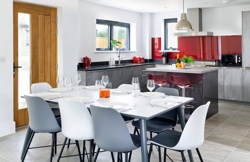 Holworth House | Escape to a Lakeside Retreat with Spa on Nature Reserve