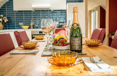 Etchinghill House | Family-Friendly Retreat at Bumble Barn Awaits You