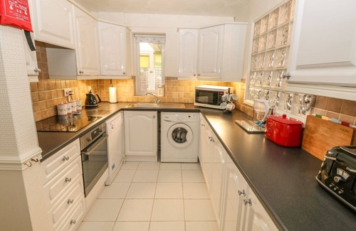 Skegness Cottage | Cozy Bumble Bee Cottage: Pet Friendly with Breakfast Included