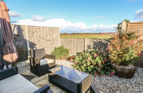 Skegness Cottage | Cozy Bumble Bee Cottage: Pet Friendly with Breakfast Included