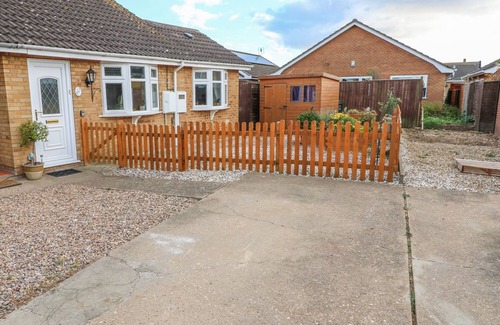 Skegness Cottage | Cozy Bumble Bee Cottage: Pet Friendly with Breakfast Included