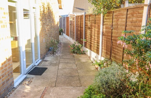 Skegness Cottage | Cozy Bumble Bee Cottage: Pet Friendly with Breakfast Included