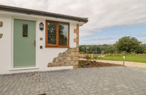 Axminster House | Family-Friendly Bumble Bee Retreat: A 4-Star Getaway