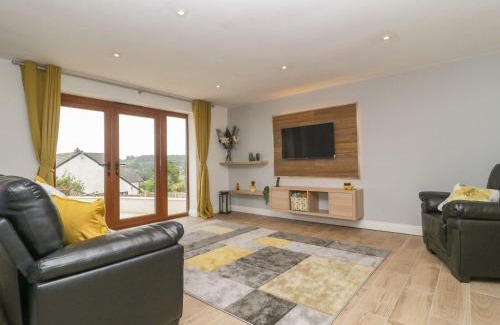 Axminster House | Family-Friendly Bumble Bee Retreat: A 4-Star Getaway