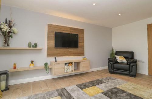 Axminster House | Family-Friendly Bumble Bee Retreat: A 4-Star Getaway