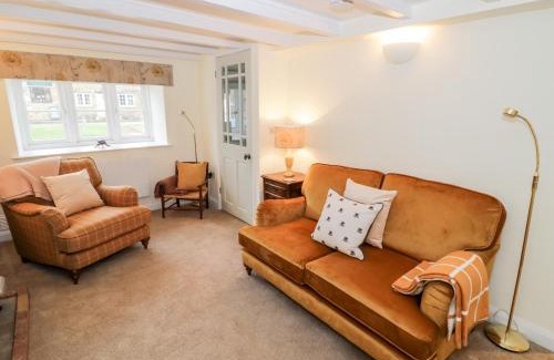 Sibford Gower House | Family-Friendly Stay at Bumble Cottage - 4-Star Comfort
