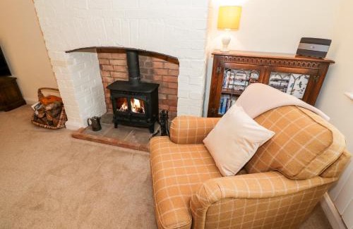 Sibford Gower House | Family-Friendly Stay at Bumble Cottage - 4-Star Comfort