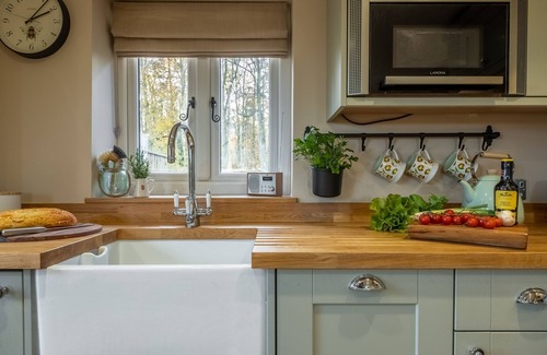 Bury St Edmunds Cottage | Pet-Friendly Bumblebee Cottage in Beautiful Suffolk