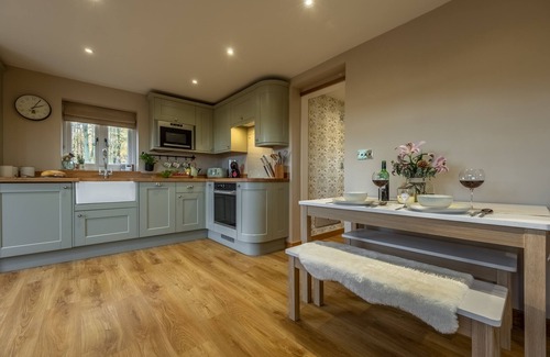 Bury St Edmunds Cottage | Pet-Friendly Bumblebee Cottage in Beautiful Suffolk