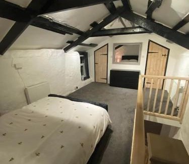 Redruth House | Exceptional Stay at Bumblebee Cottage - Rated 10/10!