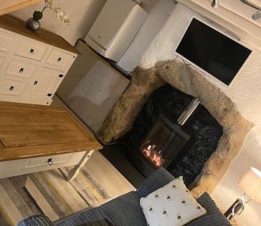 Redruth House | Exceptional Stay at Bumblebee Cottage - Rated 10/10!