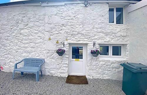 Redruth House | Exceptional Stay at Bumblebee Cottage - Rated 10/10!