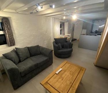 Redruth House | Exceptional Stay at Bumblebee Cottage - Rated 10/10!