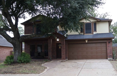 Atascocita House | Guest Rated: 10/10 Bumblebee Décor with King Beds near IAH