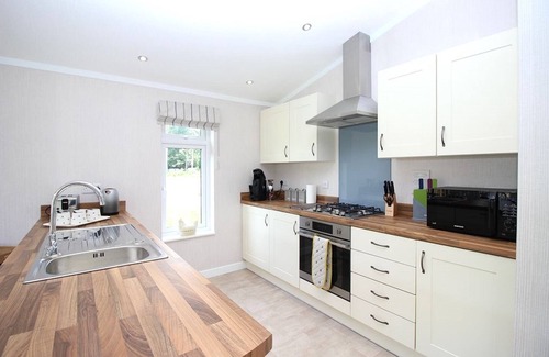 Ryther Apartment | Experience Bumblebee Lodge with Inviting Hot Tub & Spa