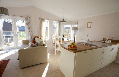 Ryther Apartment | Experience Bumblebee Lodge with Inviting Hot Tub & Spa