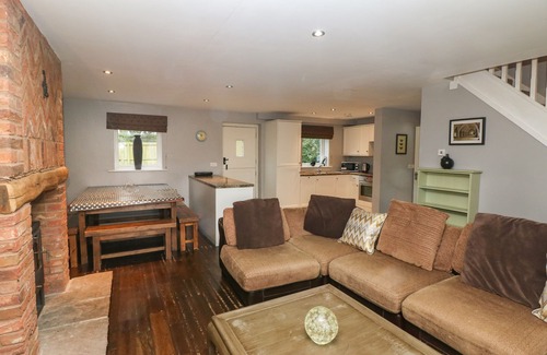 Farley Cottage | Family-Friendly Bunbury with Open Fire Near Alton Towers
