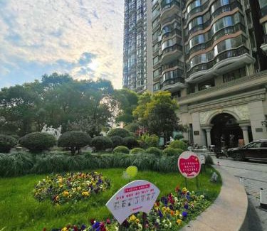 Huangpu Apartment | Bund Branch New west door 2 bedrooms big house