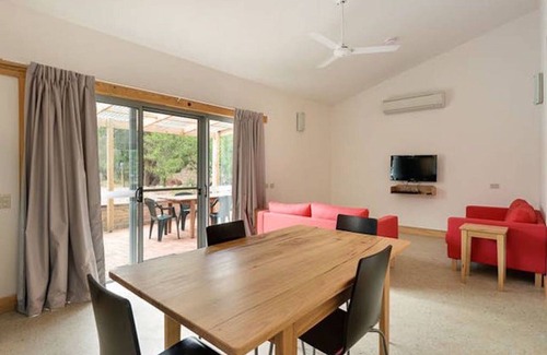 Port Elliot House | Pet-Friendly Bundalee Cabins: Oceanfront Pistachio Retreat