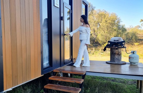 Martindale House | Cozy Bundaleer Tiny House with Family & Pet-Friendly Amenities