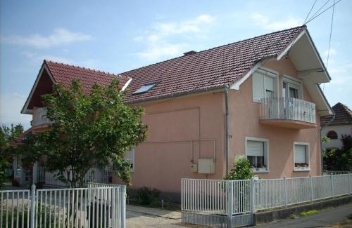 Lenti Bed & Breakfast | Welcoming Bundics Vendégházak with Family-Friendly Dining
