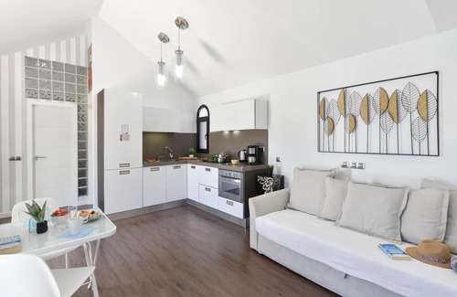 Maspalomas Cottage | Tranquil Bungalow with Terrace in Maspalomas, Rated 9/10