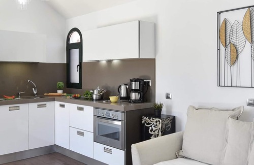 Maspalomas Cottage | Tranquil Bungalow with Terrace in Maspalomas, Rated 9/10