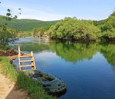 Kulen Vakuf House | Pet-Friendly Bungalov Cozy Una with Oceanfront Pool