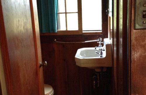 East Kootenay Cabin | Cozy Bungalow #6 or #7 for Two - Pet Friendly & Breakfast
