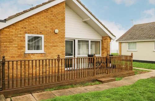 Corton House | Pet-Friendly Bungalow 7: Family Retreat with Private Pool