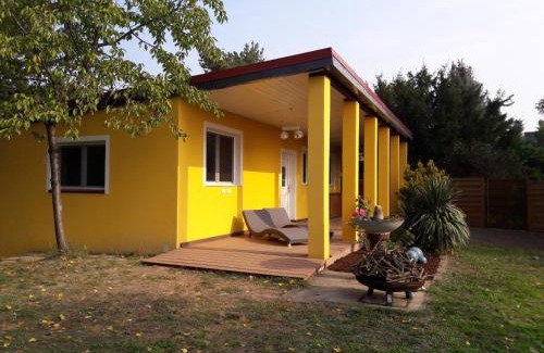 Kaisermuhlen House | Idyllic Bungalow Overlooking Lake Alte Donau - Guest Rated 9.4