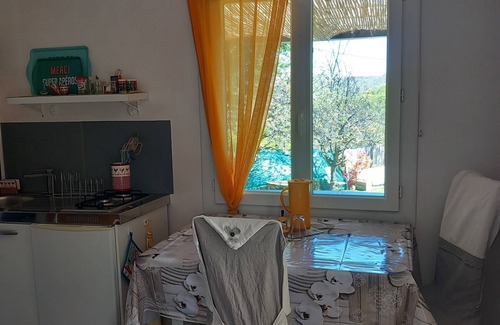 Bezaudun-les-Alpes House | Relaxing Bungalow with Ocean Views in Bézaudun-les-Alpes