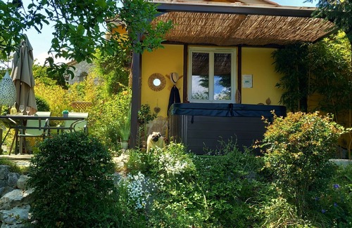 Bezaudun-les-Alpes House | Relaxing Bungalow with Ocean Views in Bézaudun-les-Alpes