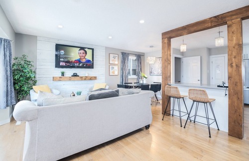 Jasper Place House | Unforgettable Bungalow Bliss with Central AC & Spa Access