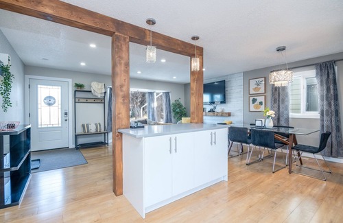 Jasper Place House | Unforgettable Bungalow Bliss with Central AC & Spa Access