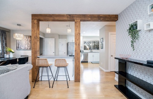 Jasper Place House | Unforgettable Bungalow Bliss with Central AC & Spa Access