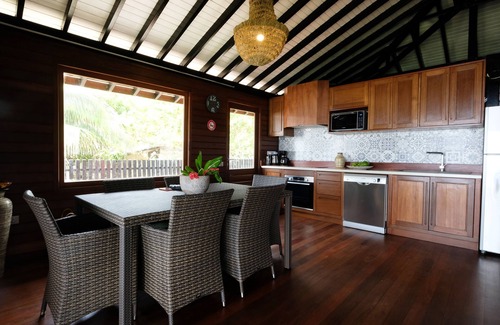 Temae House | Experience Bungalow Bord de Mer at Motu Temae - 10/10 Rated